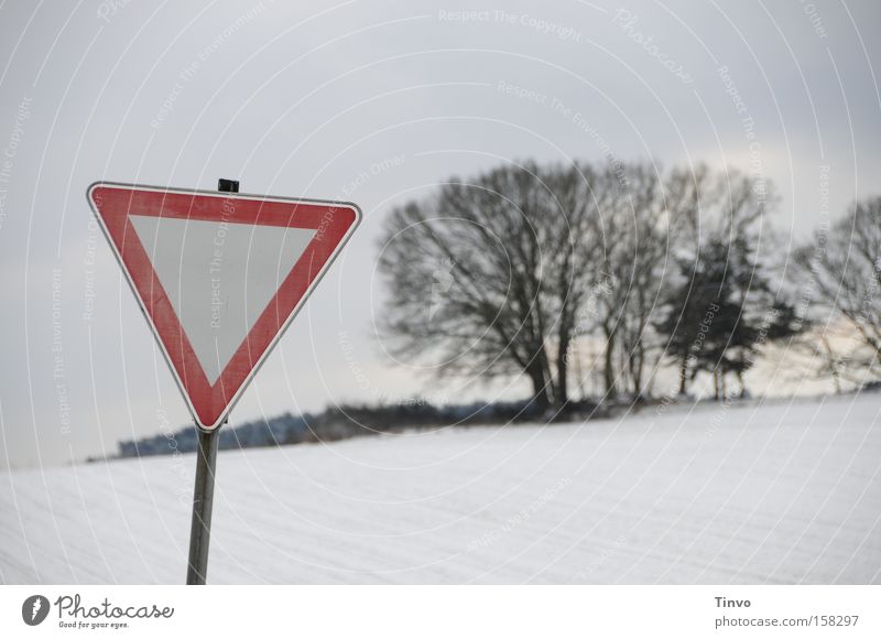 Achtung, Winter! Schnee Schilder & Markierungen Hinweisschild Warnschild kalt grau rot schwarz weiß Verkehrsschild Schneelandschaft Pampa Dreieck Vorfahrt
