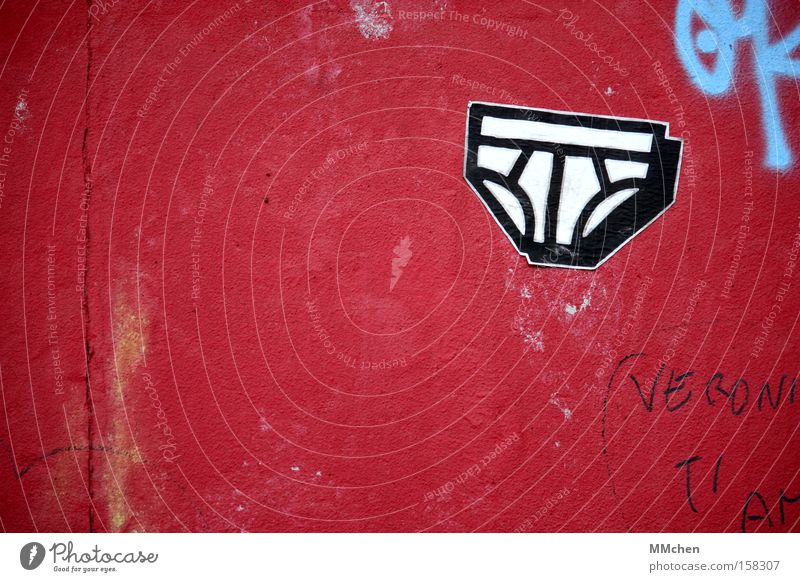 Dessous Unterhose rot weiß Graffiti gewaschen Unterwäsche Feinripp Berliner Mauer Wandmalereien Bekleidung Wahrzeichen Denkmal Dessous-Party