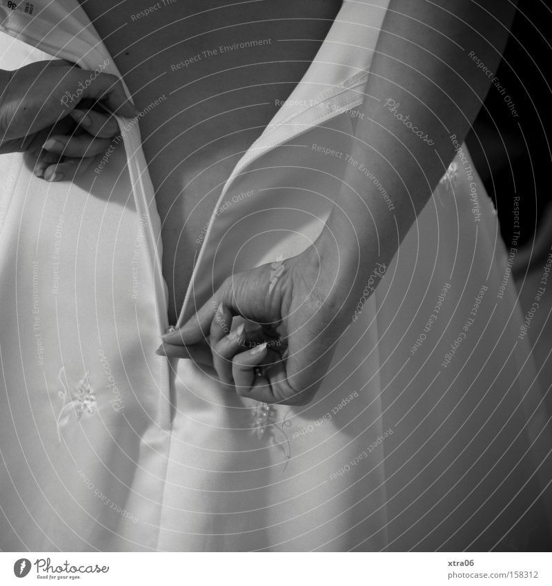 der schönste tag? Schwarzweißfoto Studioaufnahme Rücken Arme Hand Kleid Gefühle Brautkleid entkleiden anziehen