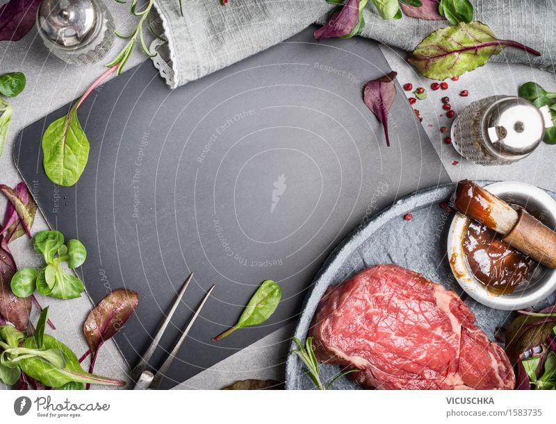 Grill Steak Zutaten um leerer Tafel. Lebensmittel Fleisch Gemüse Salat Salatbeilage Kräuter & Gewürze Öl Ernährung Mittagessen Abendessen Büffet Brunch