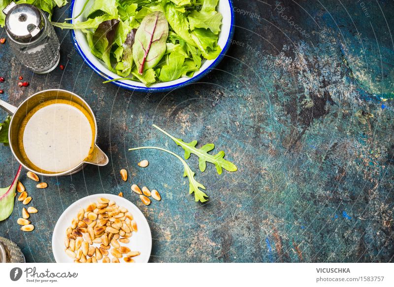Grüner Salat mit Öl -Dressing und Pinienkernen Lebensmittel Gemüse Salatbeilage Kräuter & Gewürze Ernährung Mittagessen Abendessen Büffet Brunch Festessen
