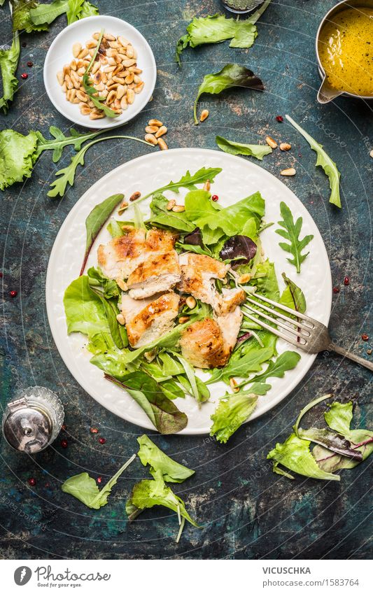 Salat mit Hähnchen , Pinienkernen und Öl -Dressing Lebensmittel Fleisch Salatbeilage Ernährung Mittagessen Abendessen Büffet Brunch Festessen Bioprodukte Teller