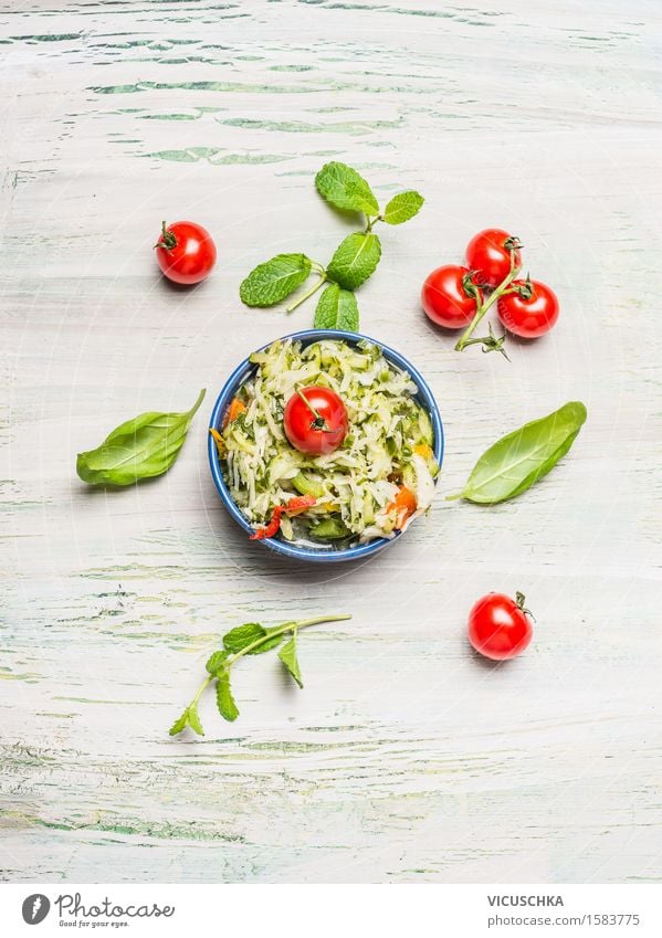 Kohlsalat mit Tomaten in der Schüssel Lebensmittel Gemüse Salat Salatbeilage Ernährung Mittagessen Abendessen Büffet Brunch Festessen Bioprodukte
