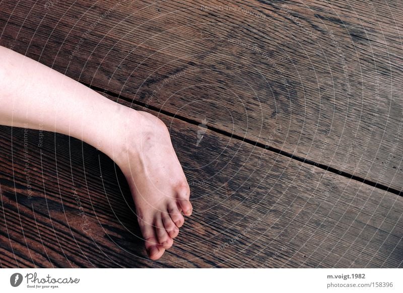 Es gibt Bein Beine Gliedmaßen Fuß Teile u. Stücke dreckig Holz Hintergrundbild Mensch Bodenbelag Kontrast Körperteile Frau