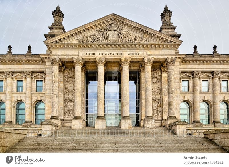 Reichstag Berlin Berlin-Mitte Hauptstadt Stadtzentrum Menschenleer Haus Palast Sehenswürdigkeit Wahrzeichen Deutscher Bundestag alt bedrohlich Bekanntheit