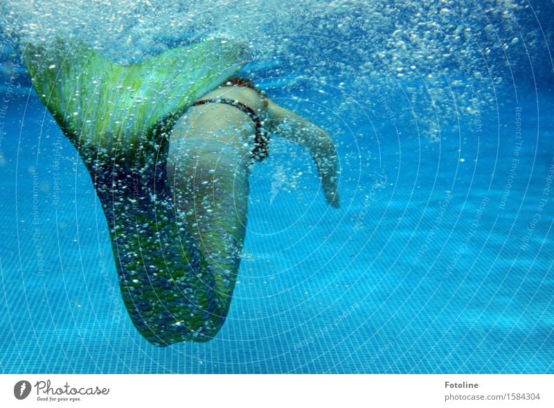 Kleine Meerjungfrau schwimmt umringt von unzähligen Luftblasen in einem Pool Mensch feminin Mädchen Junge Frau Jugendliche Kindheit Urelemente Wasser Sommer