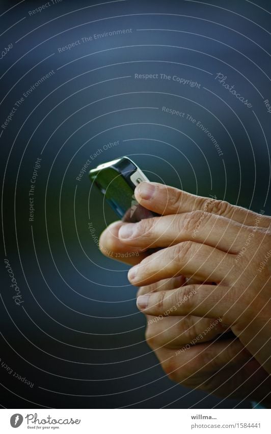Hände halten ein Smartphone Handy PDA Technik & Technologie Unterhaltungselektronik Telekommunikation Informationstechnologie Internet Finger Kommunizieren