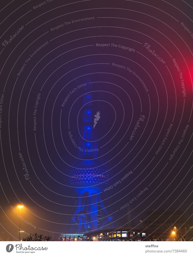 Urbaner Leuchtturm (III) Wahrzeichen Stadt Shanghai China Fernsehturm Nachtaufnahme Langzeitbelichtung Nebel Nebelschleier Laterne Futurismus Zukunft Farbfoto