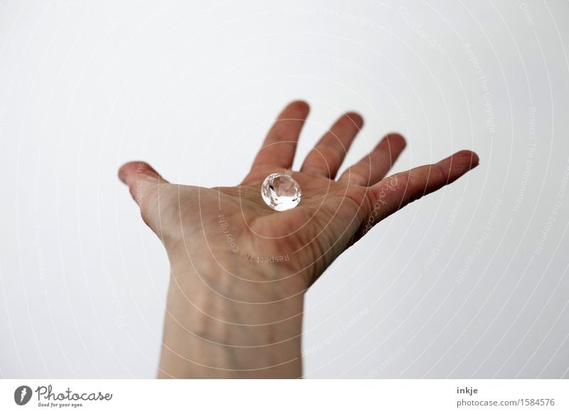 Klunker Reichtum Hand Handfläche 1 Mensch Brillant Diamant Schmuck Glas Kristalle festhalten glänzend groß rein zeigen Vor hellem Hintergrund Kostbarkeit Wert