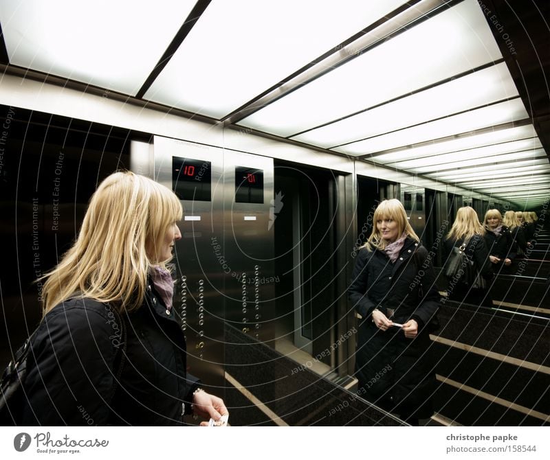 Spieglein an der Wand Reflexion & Spiegelung Weitwinkel Blick schön Frau Erwachsene Fahrstuhl blond Unendlichkeit