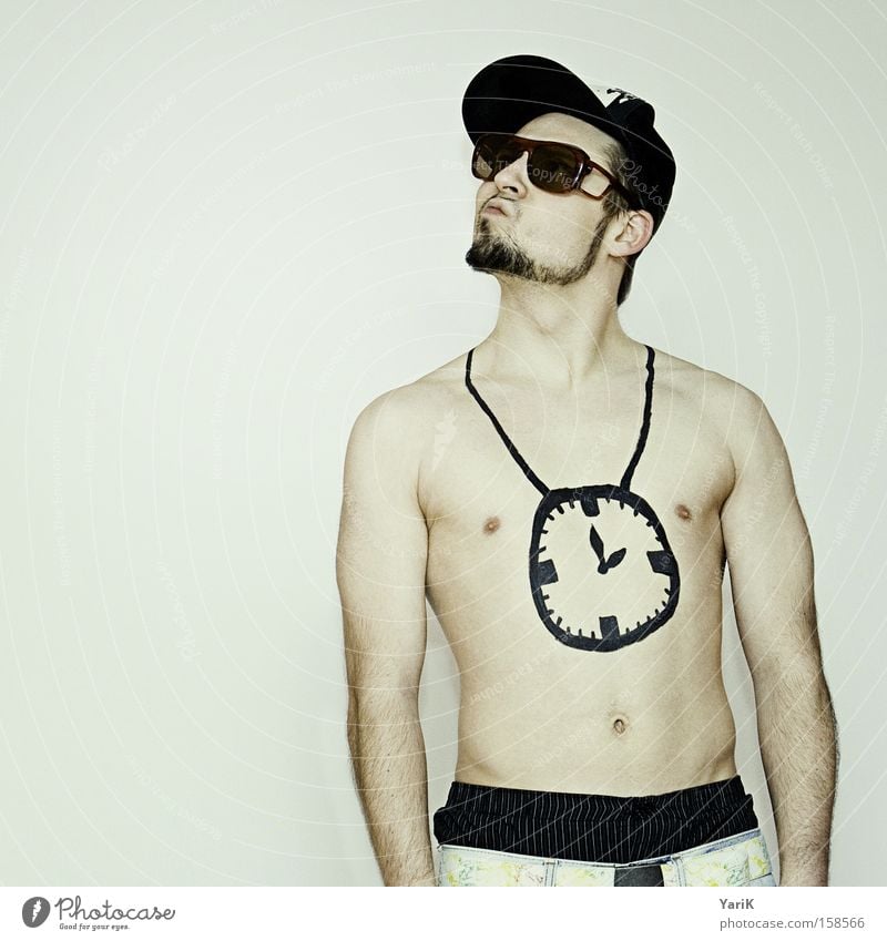 my clock hang low Kette Uhr hängen Oberkörper Mann nackt Sonnenbrille Baseballmütze Hiphop Sprechgesang Brust aufmalen aufgemalt black trendy Zeit