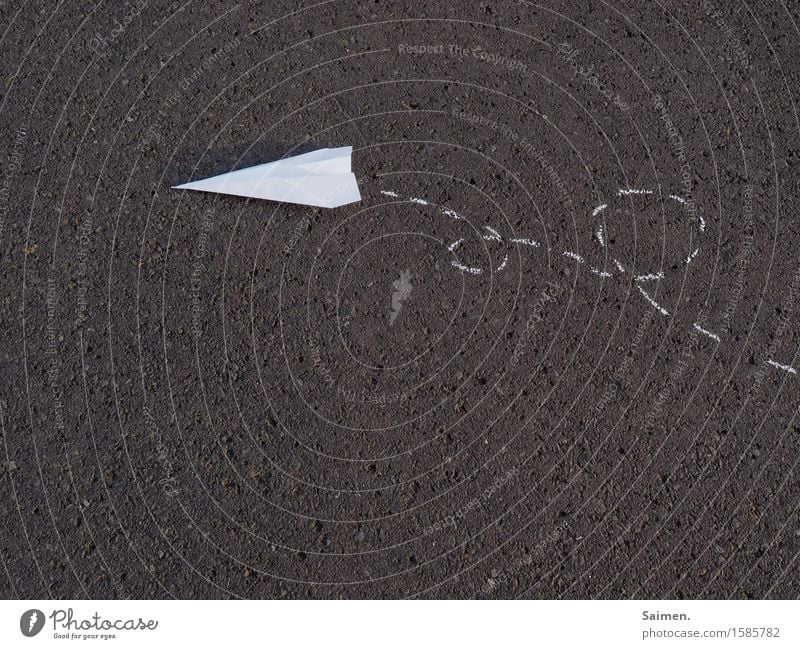 Kringelflug Luftverkehr Flugzeug fliegen gemalt Asphalt Kreide Papierflieger Bewegung Außenaufnahme