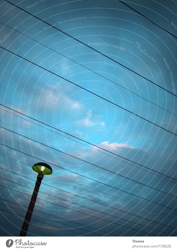 ,\\ Laterne Straßenbeleuchtung Strommast Kabel Stahlkabel Leitung Oberleitung Starkstrom Himmel Wolken blau Dämmerung Abend Linie Osten