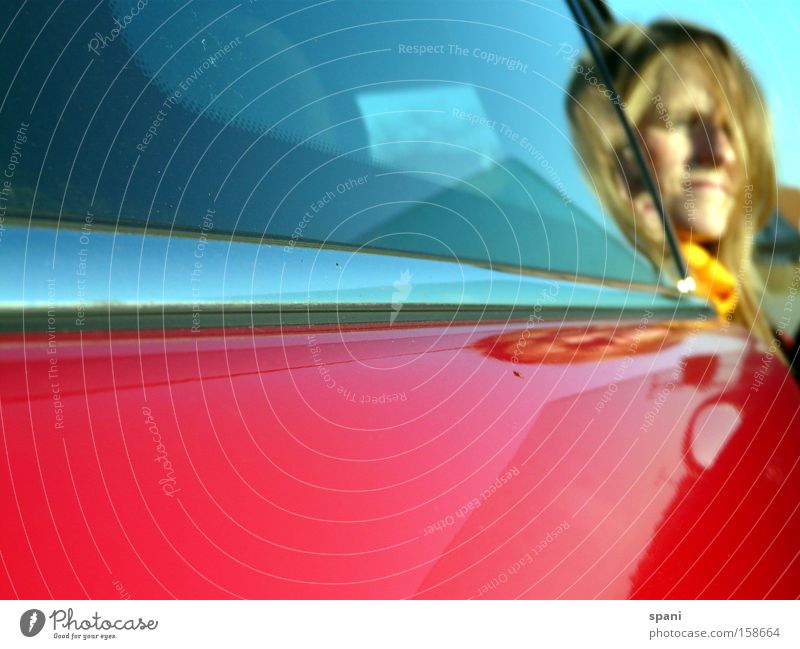 Tagtraum Gedanke Kreativität Grenze KFZ rot Frau Schal mehrfarbig Reflexion & Spiegelung Aussicht Ferne Verkehr PKW Fensterscheibe