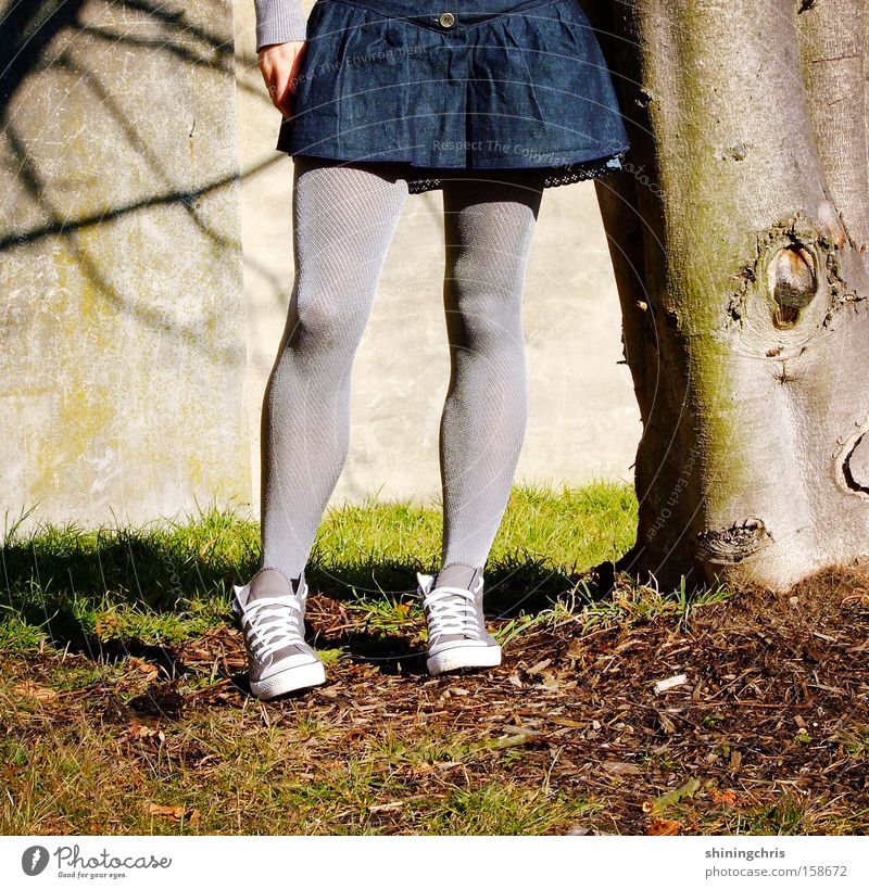 tight(s)! Frau Chucks Baum Schatten Frühling Gras springen Natur grau Erde Sand Beine strumfphose skirt tights tree