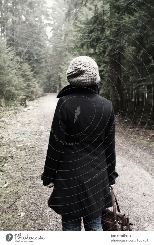 Graukäppchen im Wald Wege & Pfade Fußweg dunkel hell gehen Rücken Tasche Mantel Mütze Einsamkeit Winter Frau Vergänglichkeit