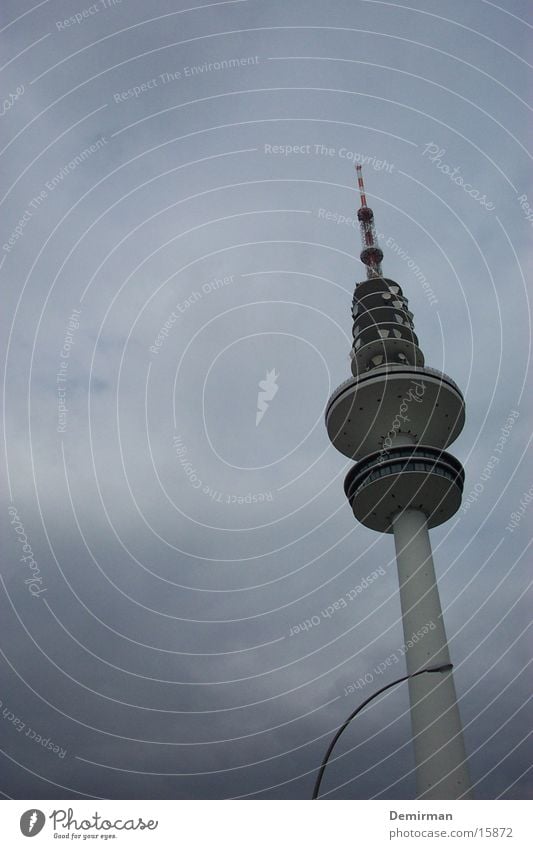 fernsehturm hh Fernsehen Wolken schlechtes Wetter Dämmerung Architektur Hamburg Fernsehturm Hamburger Fernsehturm