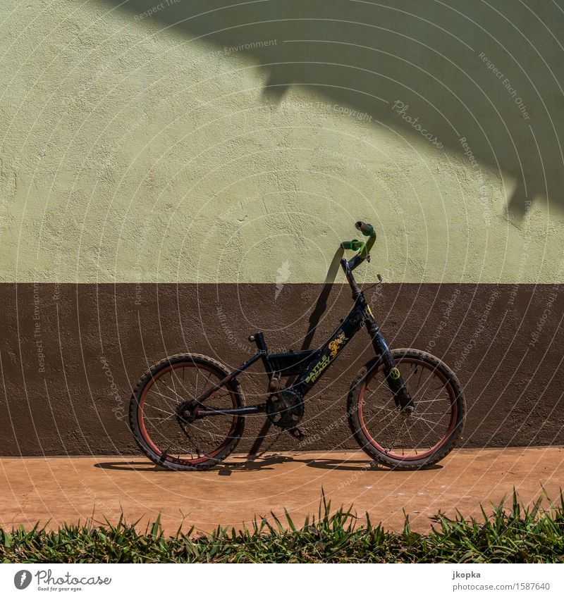 Fahrrad an Wand in Thailand Freude Freizeit & Hobby Spielen Fahrradtour Fahrradfahren Kinderfahrrad Verkehrsmittel Fahrzeug Diät Fitness blau braun