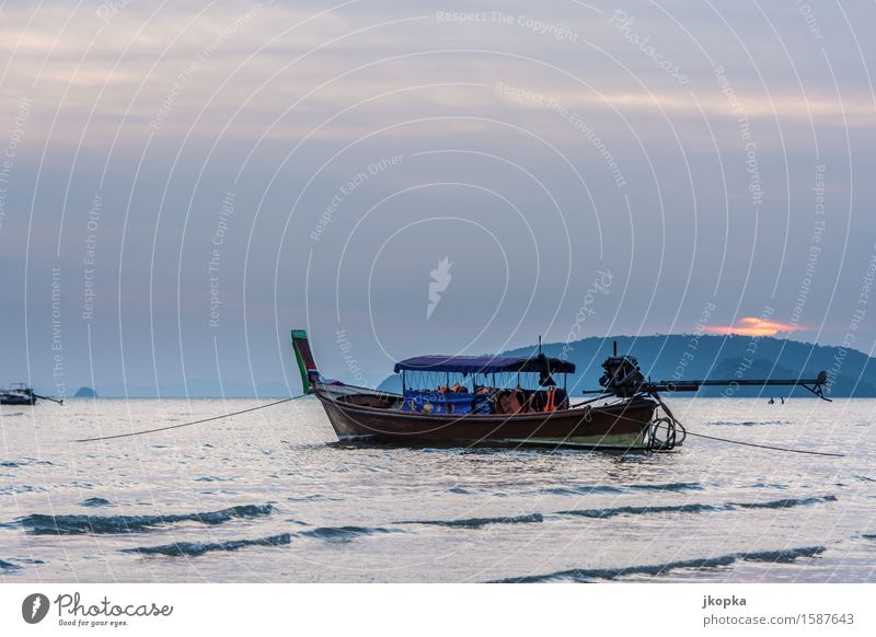 Thai-Boot in der Buch von Ao Nang, Andamensee Ferien & Urlaub & Reisen Ausflug Abenteuer Meer Wellen Wasser Himmel Küste Andamanensee Verkehrsmittel Schifffahrt