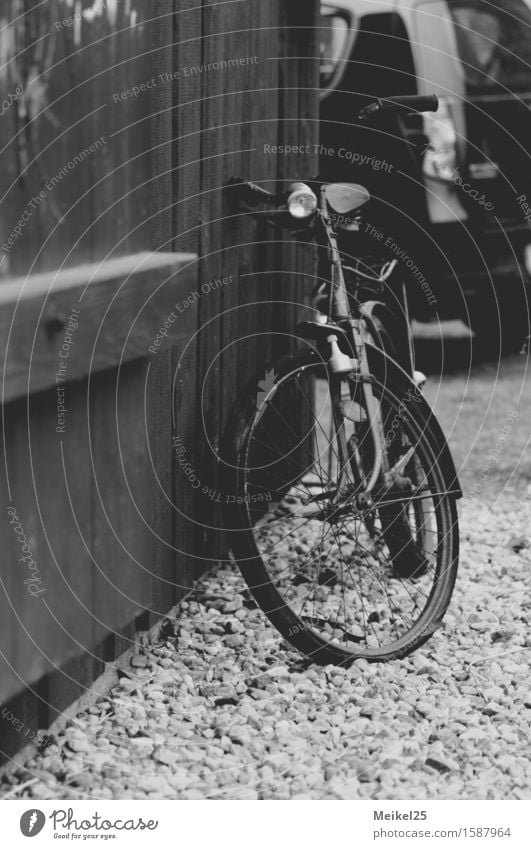 Fahrrad am Scheunentor Ostern Dorf Menschenleer authentisch einfach frei Unendlichkeit grau schwarz weiß Stimmung Vorfreude Begeisterung sparsam Umweltschutz