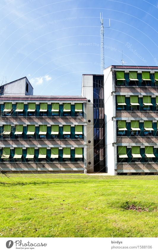 Sonnenschutzfaktor Wolkenloser Himmel Schönes Wetter Wiese Haus Architektur Bürogebäude Reihenhaus Antenne ästhetisch eckig einfach Sauberkeit Stadt blau grün
