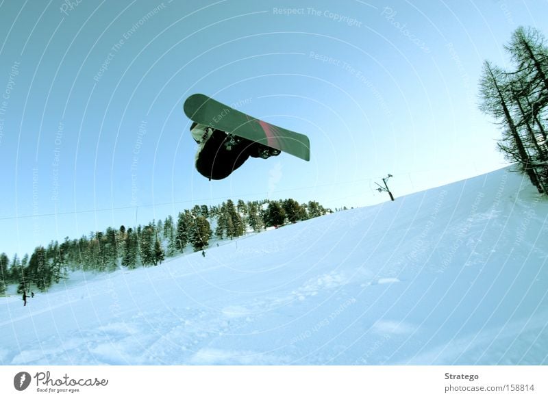 Ab durch die Lüfte Snowboard weiß Wald springen fliegen Stil Winter Wintersport Schnee Skipiste einzeln Schanze Waldrand Pulverschnee hoch Freestyle Snowboarder