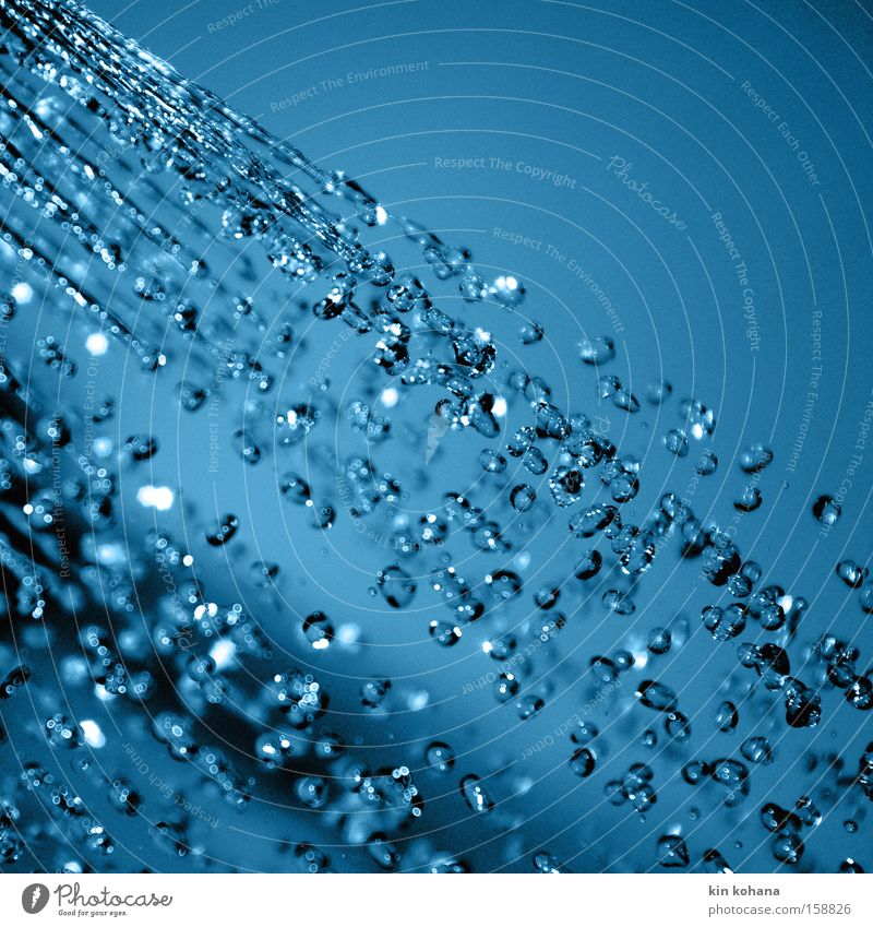 permanente diagonale Trinkwasser Urelemente Wasser Wassertropfen Tropfen kalt nass blau Farbe Vergänglichkeit Strahlung spritzen zyan intensiv