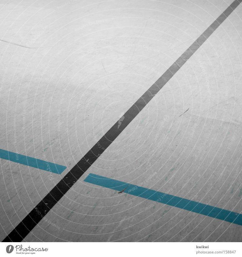 streifen Halle Sporthalle Bodenbelag Streifen Begrenzung Linie grau blau schwarz trist Langeweile Quadrat Ballsport Spielen hallenboden