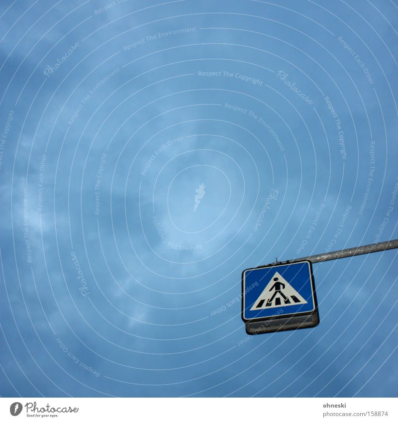 Skywalker Himmel Verkehrsschild Fußgänger Zebrastreifen Wolken grau blau Schilder & Markierungen Kontrolle Verkehrssicherheit Sicherheit Straße Überqueren