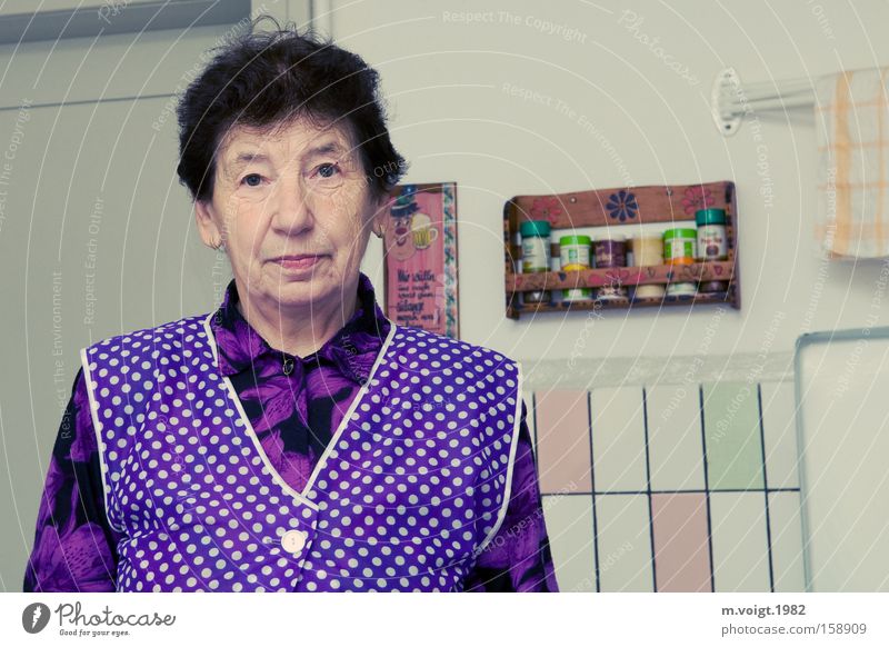 Schürze muss sein Großmutter Küche Porträt retro DDR Frau alt Senior leer resignieren resignierend Hautfalten Einsamkeit nichtssagend Trauer Verzweiflung