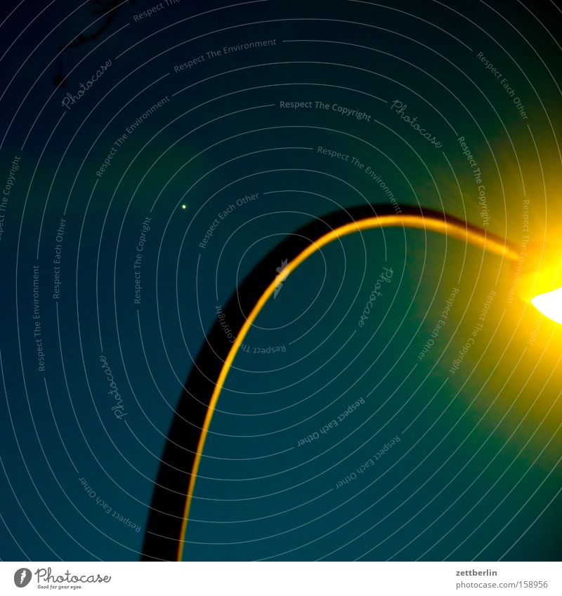Unscharfer Stern mit Laterne Nacht Abend Lampe Peitschenlaterne Beleuchtung Straße Straßenbeleuchtung Licht hell erhellend Sternbild Venus Nachthimmel Himmel