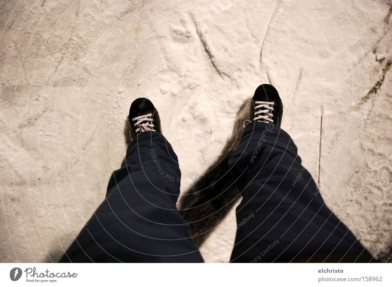 Ab auf's Eis Schlittschuhe Schlittschuhlaufen Schatten schwarz Eisbahn Egoperspektive Fuß Schuhe Eisfläche gefroren kalt Beine Skihose weiß Schuhbänder Spielen