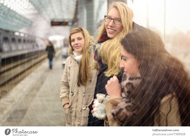 Attractive junge Frauen, die auf Zug warten Glück Gesicht Winter Erwachsene Freundschaft 3 Mensch 18-30 Jahre Jugendliche Öffentlicher Personennahverkehr