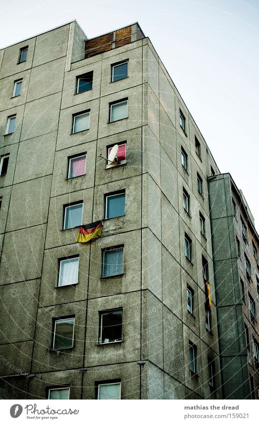 DEUTSCHE LEITKULTUR Architektur Plattenbau Fenster Linie verrückt dunkel grau abweisend Fahne Deutschland Deutsche Flagge Bundesadler Stolz Patriotismus Berlin
