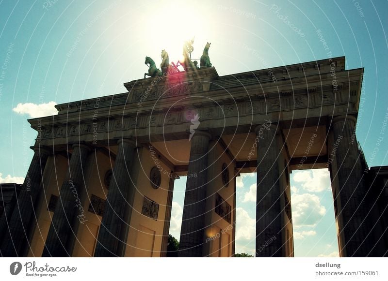 Brandenburger Tor im Gegenlicht bei blauem Himmel Berlin Hauptstadt Sonne Sommer Überstrahlung Licht Reiter Wagen Pferd Statue Denkmal monumental Wahrzeichen