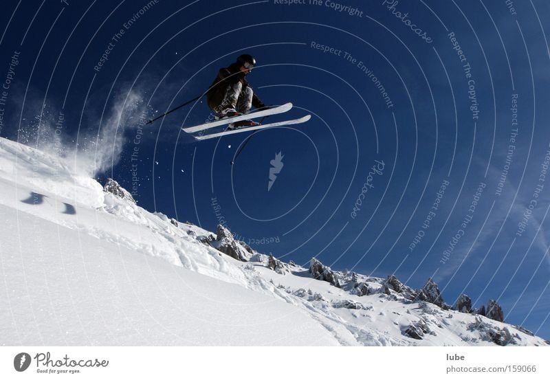 Der Überflieger Skifahren Winter Tiefschnee Pulverschnee Weitsprung Skifahrer Wintersport Wintertag Schneelandschaft fliegen Sport Spielen Extremsport Freerider