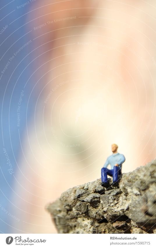 schöne aussicht Mensch maskulin Mann Erwachsene 1 30-45 Jahre Stein beobachten Blick sitzen klein Abenteuer Erholung einzigartig Kreativität Miniatur Figur