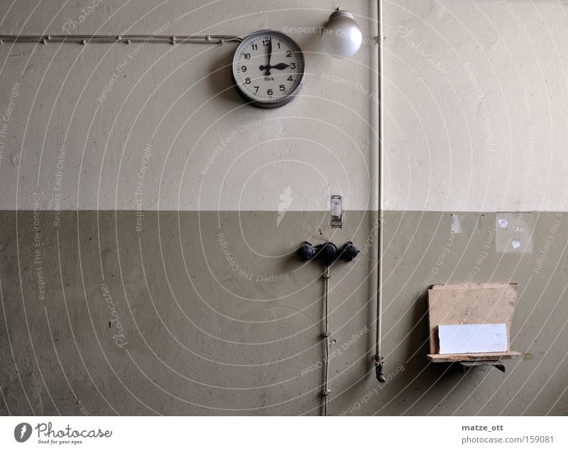 zeitlos Fabrik Uhr Zeit Einsamkeit Industriefotografie Kabel Ablage Wand alt Schalter Lampe Licht verfallen Aufputz Termin & Datum