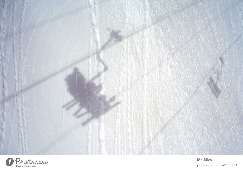 verschnaufpause Schweben Winter Schatten Seil Drahtseil Sesselbahn Spuren Skilift 3 Skigebiet Wintersport weiß Selbstportrait Schnee Gegenverkehr Niveau