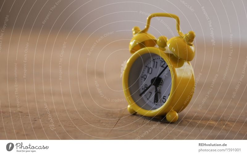 rund | um die uhr Uhr alt Geschwindigkeit Zeit Wecker Uhrenzeiger langsam gelb klein 6 aufstehen Frist Alarm Holz Tisch Farbfoto Innenaufnahme Detailaufnahme