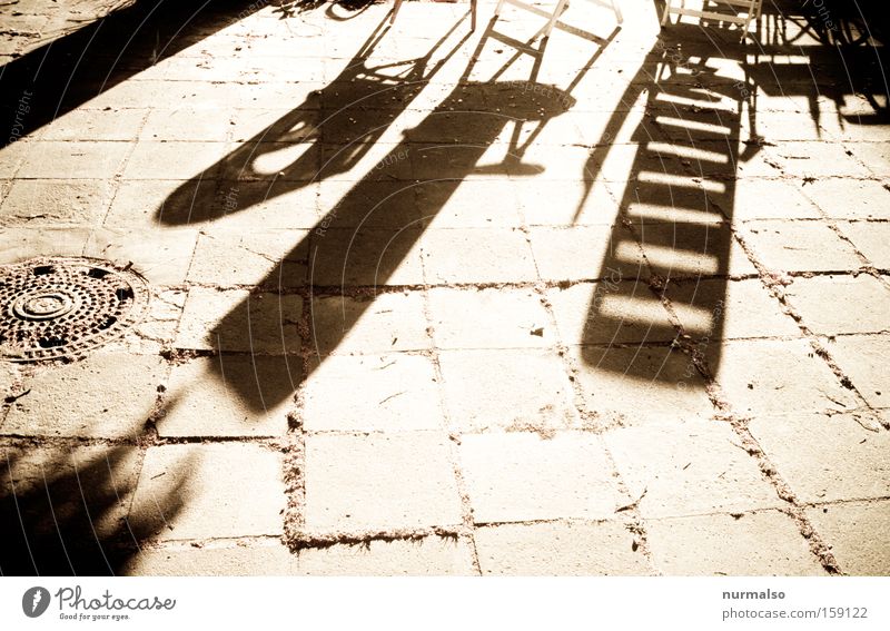 Morgen, wie er mal wird . . . Schatten Stuhl Liegestuhl Bodenbelag Stein Muster graphisch Sommer Garten Hof Wärme Sonnenaufgang Sonnenstrahlen Freude obskur