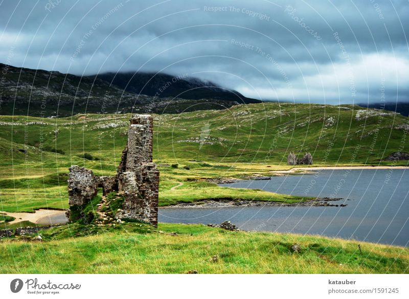 altehrwürdig Abenteuer Freiheit Sightseeing Architektur Landschaft Wolken schlechtes Wetter Gras Hügel Seeufer Schottland Gebäude Ruine castle ardvreck Mauer