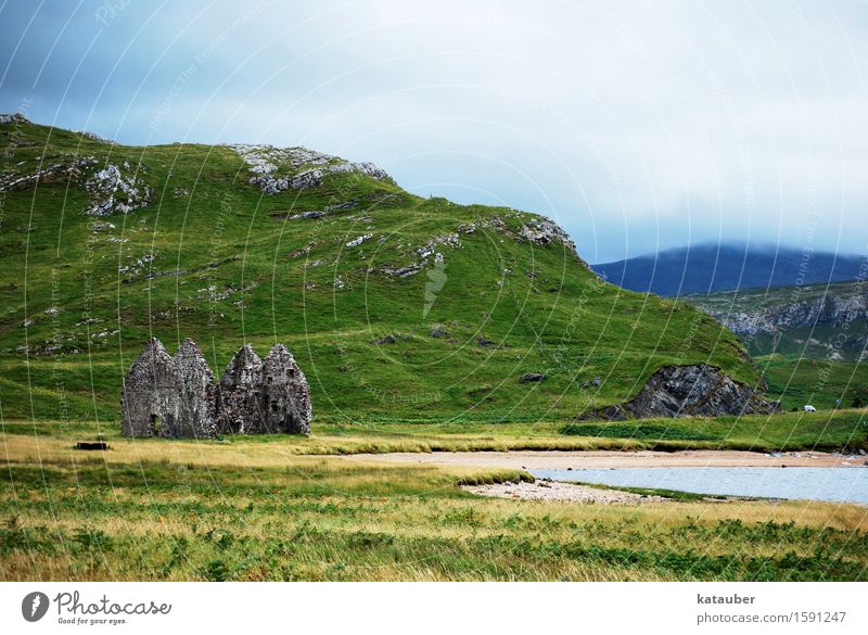 ruine in den highlands Tourismus Ausflug Abenteuer Sightseeing Landschaft Wasser Wolken schlechtes Wetter Gras Hügel Felsen Seeufer Ruine Mauer Wand alt