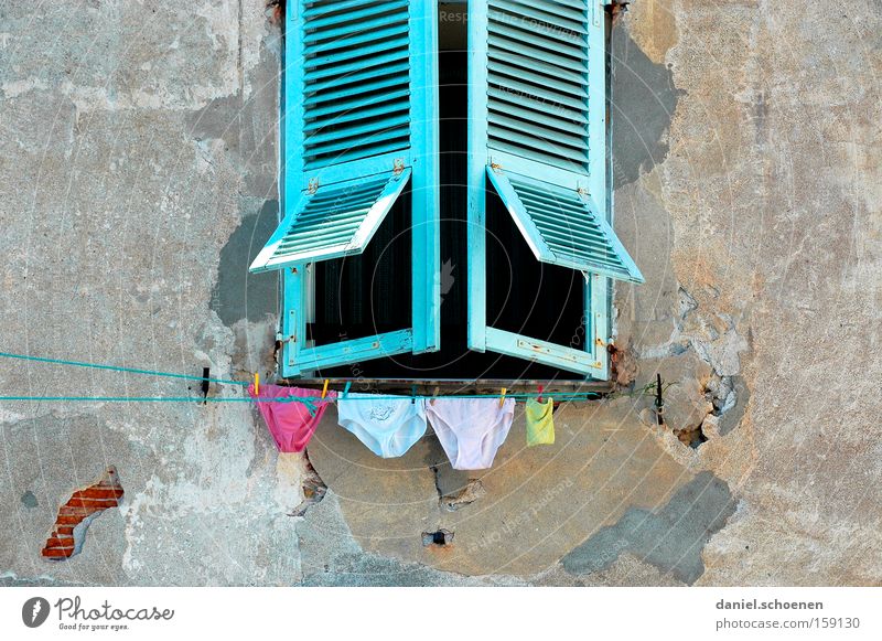 trockene Höschen Wäsche Unterwäsche Fenster Farbe Fassade alt malerisch blau Frankreich Ferien & Urlaub & Reisen Reisefotografie Bekleidung Detailaufnahme