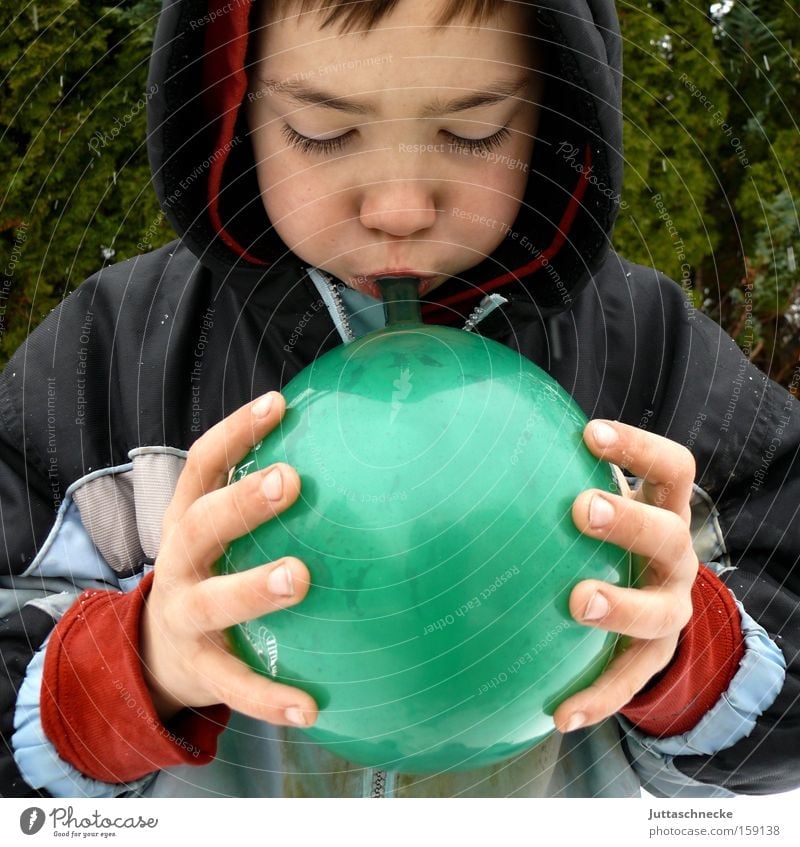 Bis er platzt Junge Kind Kindheit Luftballon blasen grün Kapuze anstrengen Erfolg Freude Juttaschnecke