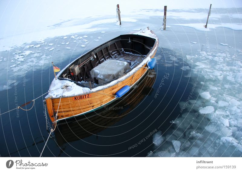Boot im Winter Wasserfahrzeug kalt Schnee Eis Ostsee Meer See Anlegestelle gefroren Freizeit & Hobby Schifffahrt