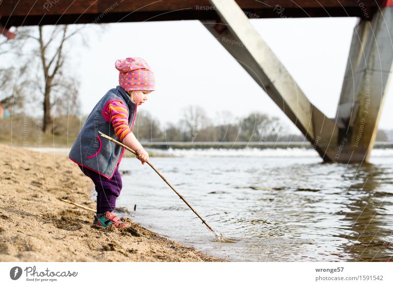 Spielen am Fluss Kind Kleinkind Mädchen Kindheit 1 Mensch 1-3 Jahre Flussufer Strand Elbe Wasserfall nass braun grau Freude spielend Brücke Sandstrand Freiraum