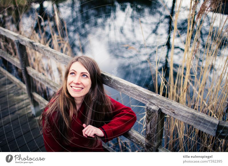 . Zufriedenheit Winter feminin Junge Frau Jugendliche Erwachsene 1 Mensch 18-30 Jahre Umwelt Natur Herbst Gras Sträucher Park Seeufer Denken Lächeln lachen
