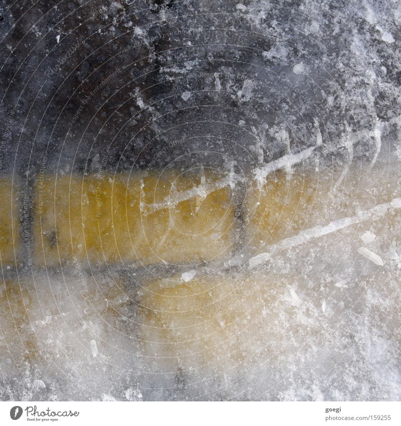 Eis(park)feld Winter Frost Verkehrswege Schilder & Markierungen Linie frieren fest kalt nass gelb schwarz weiß Parkplatz Spuren Reifenspuren Farbfoto