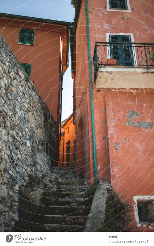 glow Dorf Kleinstadt Haus Mauer Wand Treppe Fassade alt orange Gasse Farbfoto Außenaufnahme Menschenleer Tag Licht